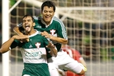 Henrique comemora com Mendieta seu gol, na vitória do Palmeiras contra o Figueirense 