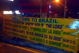 Com frases de apoio, evangélicos recepcionam seleção da Austrália em Vila Velha (ES)