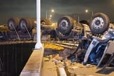 Caminhão tomba e parte do veículo fica pendurado na Ponte Rio-Niterói