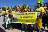 Com "Deus é fiel" escrito em faixa, grupo homenageia David Luiz