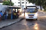 Com menos ônibus, transportes alternativos ficaram lotados