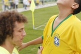 Garoto invade treino da Seleção e David Luiz retribui carinho: "Agradeço a Deus"
