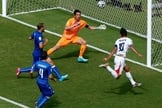 Bryan Ruiz só cumprimenta Buffon para fazer o gol da vitória costarriquenha em Recife