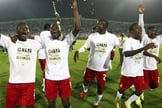 Jogadores de Gana cantam música cristã após treino; assista