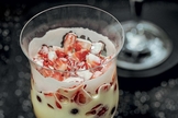 Zambaione com morangos e uvas