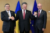 O presidente da Ucrânia, Petro Poroshenko (ao centro), comemora a assinatura de um acordo com a União Europeia ao lado do presidente da Comissão Europeia, José Manuel Barroso (à esquerda), e do presidente do Conselho Europeu, Herman Van Rompuy (à direita)