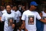 Esposa e filhos de Amarildo durante protesto na Rocinha