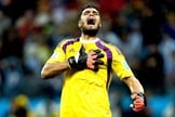 Sergio Romero vibra com defesa de pênalti na Arena Corinthians