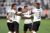 Jogadores do Corinthians comemoram o segundo gol contra o Internacional