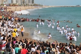 Assembleia de Deus reúne multidão em grande batismo, na Praia de Iracema