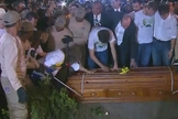 Família se despede, momentos antes do caixão de Eduardo Campos descer à cova. (Foto: Reprodução / TV Globo)