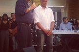 Romário se converte e é presenteado com bíblia, no Rio de Janeiro