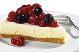 Torta Galak com calda de frutas vermelhas