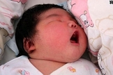 O recém-nascido pesa aproximadamente o mesmo que um bebê de três meses 