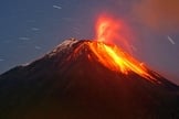 O vulcão em erupção neste domingo (31/8) no Equador