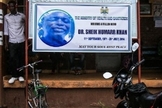 19.ago.2014 - Faixa é colocada em frente ao hospital em Kenema, no leste de Serra Leoa, em homenagem a Sheik Humarr Khan, médico que estava trabalhando no combate do Ebola e acabou morrendo vítima do vírus