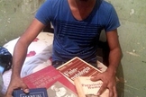 Cícero Pereira Batista mostra livros achados no lixo e com os quais estudou para virar médico