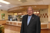 Conhecido por defender a família tradicional, dono do Chick-fil-A morre aos 93 anos, nos EUA