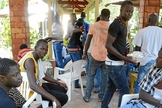 Imigrantes senegaleses num abrigo em Rio Branco. Eles evitam falar sobre ebola por temer preconceito: em Brasileia, africanos ficam isolados, e brasileiros não se aproximam