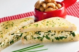 Sanduíche quente de espinafre e queijo