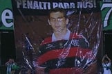 Torcida protesta contra Wagner Reway, árbitro de Flamengo 3x0 Coritiba, pela Copa do Brasil