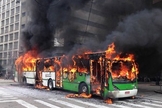 Ônibus foi incendiado no cruzamento em frente ao Theatro Municipal de SP