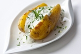 Batata assada com legumes e iogurte no micro-ondas