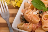  Macarrão Pipe Rigate ao Molho Caprese de Ricota