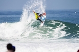 Gabriel Medina executa manobra durante a sua vitória na primeira fase do WCT de Hossegor