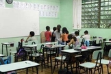 No Brasil, professores driblam baixos salários e falta de infraestrutura na tentativa de oferecer um bom ensino.