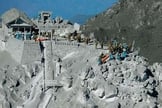 Soldados e policiais japoneses preparam operação de resgate perto do cume do monte Ontake