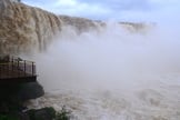 Por volta das 12h, vazão nas Cataratas do Iguaçu ultrapassou os 8,4 milhões de litros de água por segundo, quase seis vezes o volume normal