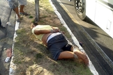 Homem foi amarrado em meio ao canteiro central da Avenida Abel Cabral, no bairro de Nova Parnamirim