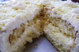 Bolo branco com recheio de chocolate branco com leite em pó