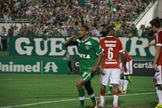 Diones comemora o primeiro dos cinco gols da goleada história da Chape sobre o Inter