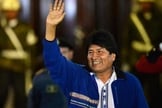 Evo Morales saúda simpatizantes que se reuniram na Plaza Murillo, após sua chegada ao Palácio Presidencial, em La Paz.