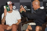 Kelly Slater tira foto de Gabriel Medina na coletiva de imprensa em Peniche, Portugal