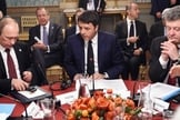 O premiê da Itália, Matteo Renzi, fala com os presidentes da Rússia, Vladimir Putin, e da Ucrânia, Petro Poroshenko, em reunião em Milão nesta sexta-feira (17)