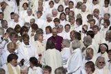 Igreja da Inglaterra aprova planos para a ordenação de bispas na denominação