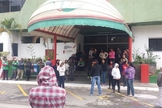 Parados na porta do Canindé, os trabalhadores se recusam a entrar no clube