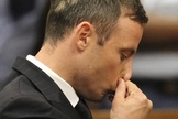 Oscar Pistorius tenta segurar a emoção no momento em que espera sentença