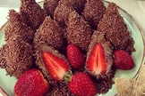 Coxinha de brigadeiro com morango