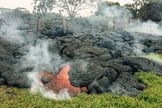 Lava do vulcão Kilauea avança 10 m/h e ameaça casas no Havaí. (