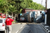 Veículo ficou encurralado entre o canteiro central e o trem 