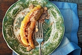 Banana caramelada com farofa de paçoca