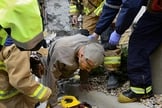 Homem é retirado de vão entre duas paredes em loja de departamento no Colorado, nos Estados Unidos, nesta terça-feira (11) (Foto: Lewis Geyer/AP Photo/The Daily Times Call)