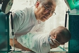 Documentário Sobre pastor que salvou Bebês abandonados estreia em 2015, nos EUA; assista ao trailer