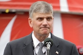 Franklin Graham é filho do grande evangelista Billy Graham e Presidente da 'Bolsa do Samaritano' e da Associação Evangelística Billy Graham.