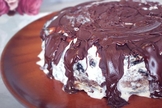 Bolo de sorvete com crocante de biscoito