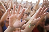 Mãos de fiéis levantadas durante adoração. (Reprodução/ Accepting Evangelicals)